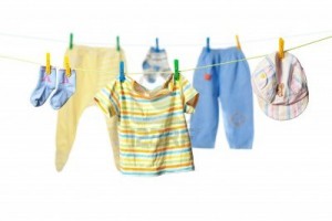 mxcp11784299-ropa-para-bebes-de-secado-en-una-cuerda-aisladas-sobre-fondo-blanco